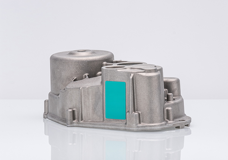 tuerkis-farbenes-blanko-etikett-auf-elektro-motor-bauteil