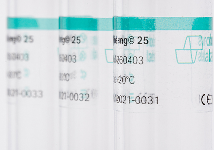 vial-oder-tube-etikett-mit-fortlaufendem-nummernkreis-auf-durchsichtigem-reagenzglas-detail
