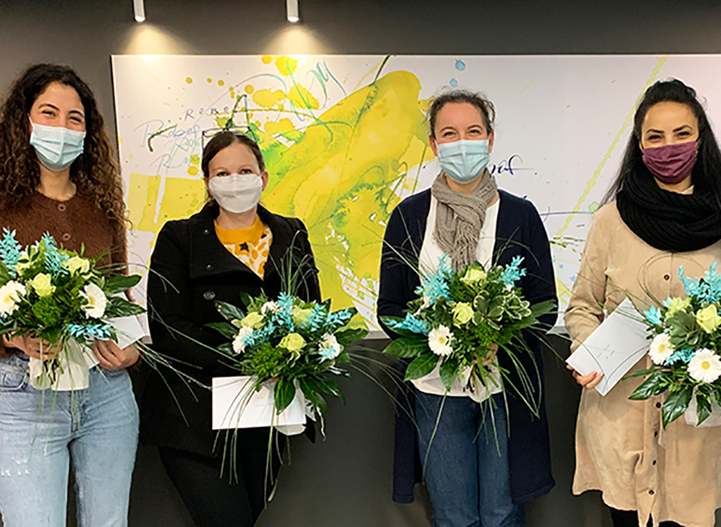 Robos ehrt Mitarbeiterinnen für langjährige Betriebszugehörigkeit mit Blumensträußen