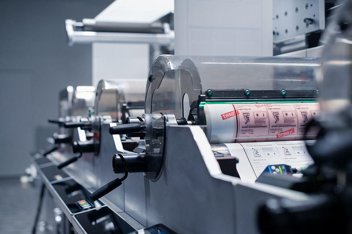 auschnitt-flexodruckmaschine-von-robos-labels