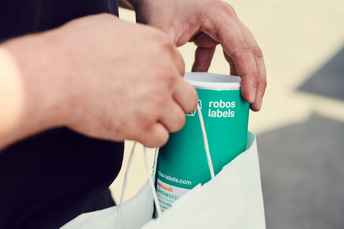 2021-07-02-sommerfest-robos-labels-mitarbeiter-mit-muesli