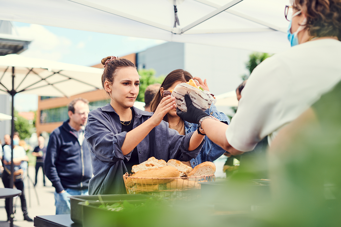 Adna Delic hat robos-labels schon vor ihrer Ausbildung unterstützt und war beim Sommerfest 2021 dabei.