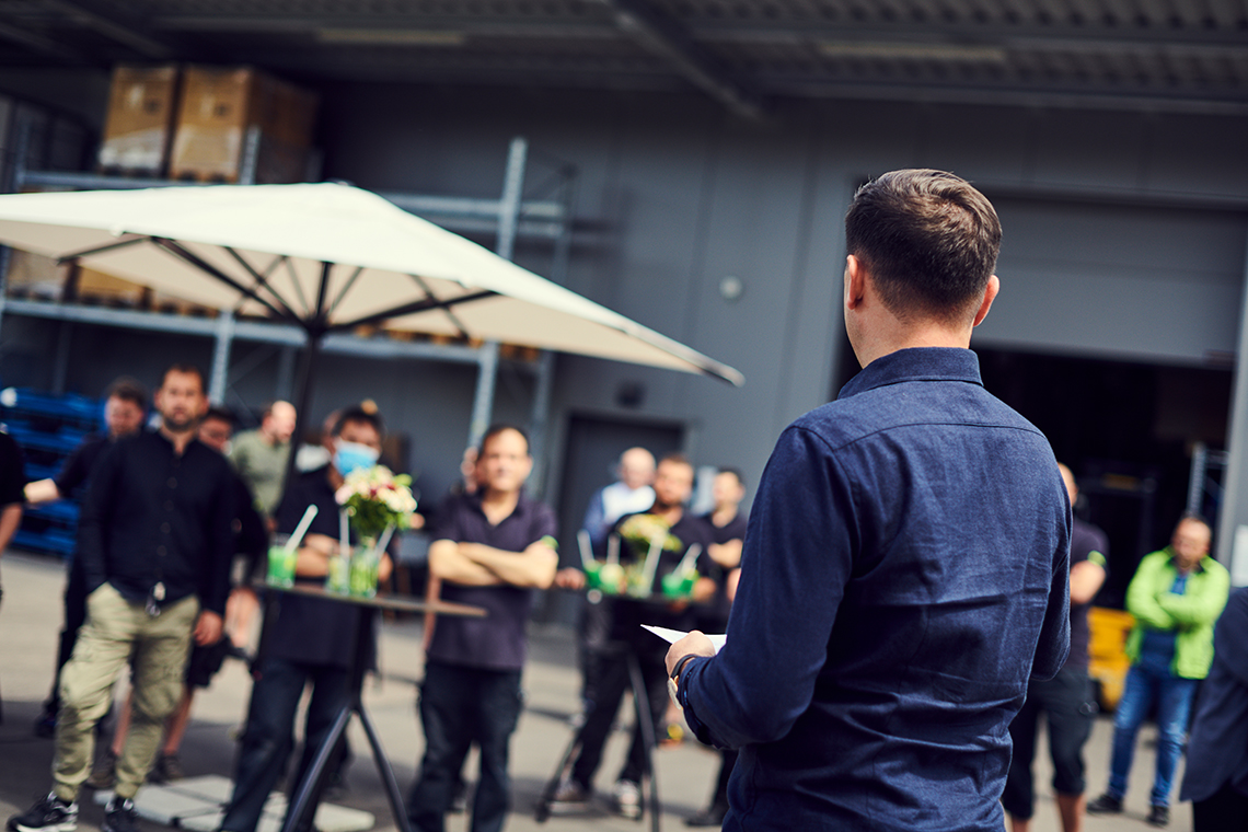 Bei Sonnenschein und mit einem alkoholfreien Cocktail konnte das Fest beginnen.
