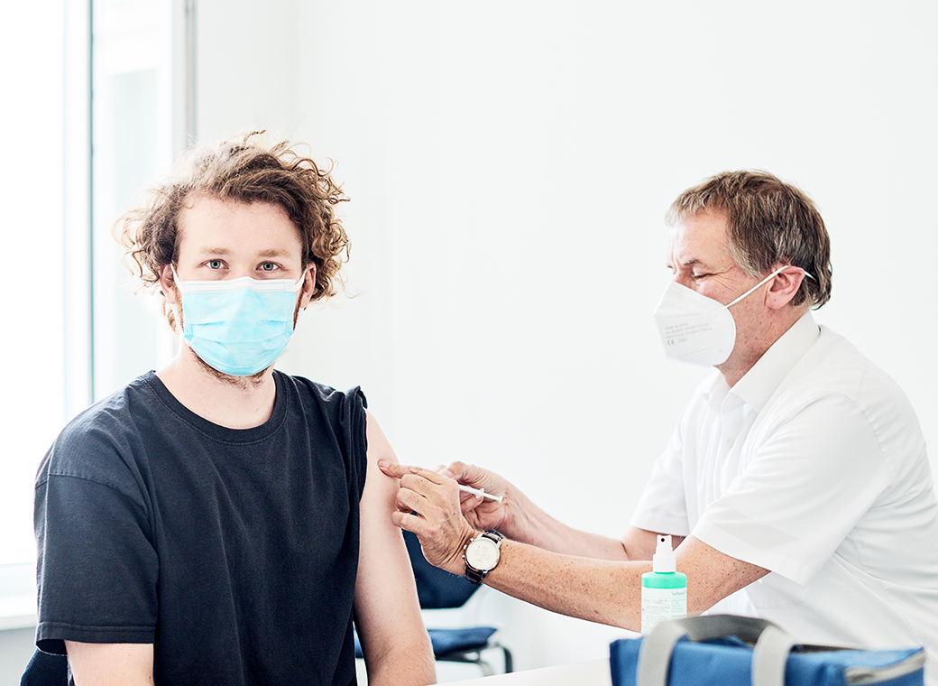 Lasse Langner, ehemaliger Mitarbeiter und Freelancer, traute sich als Erster in den Behandlungsraum.