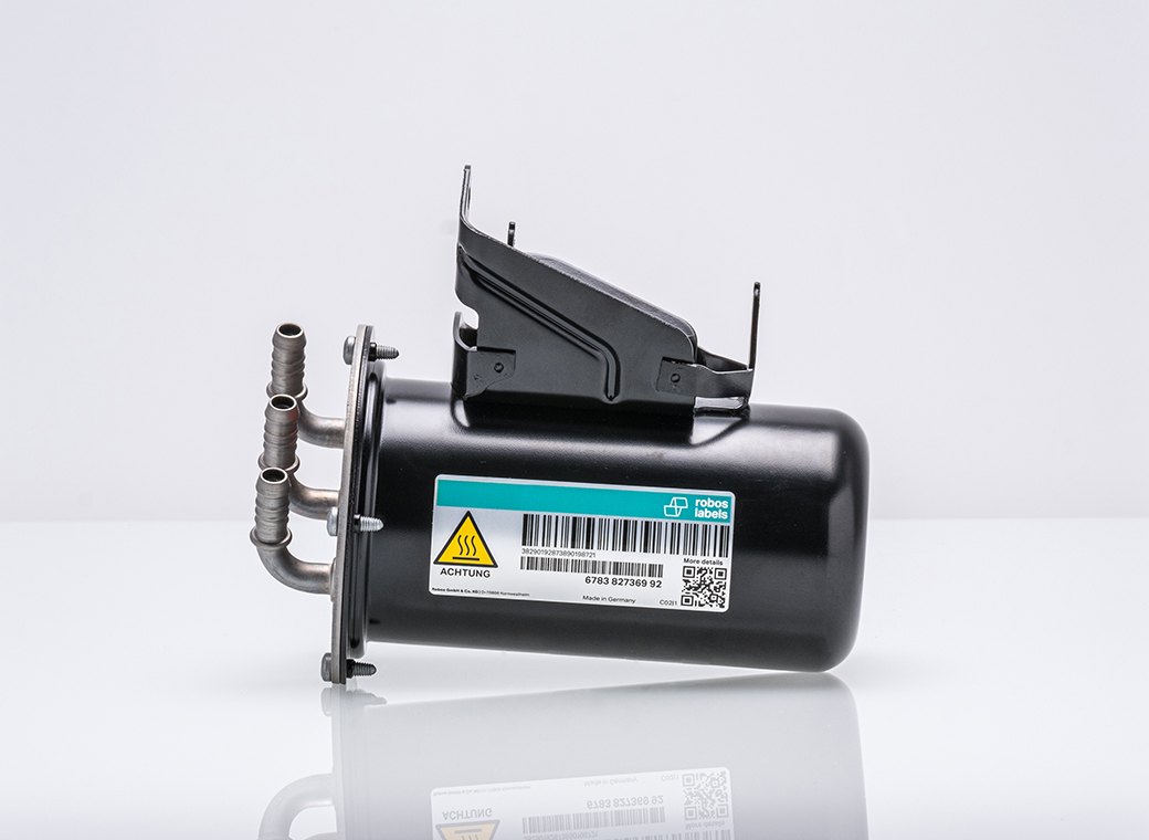 Typenschild-Etikett mit Warnsymbol, QR-Code und Barcode für die technische Industrie.