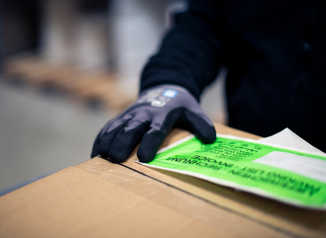 Ein Mitarbeiter von robos-labels macht Etiketten bereit für den Versand