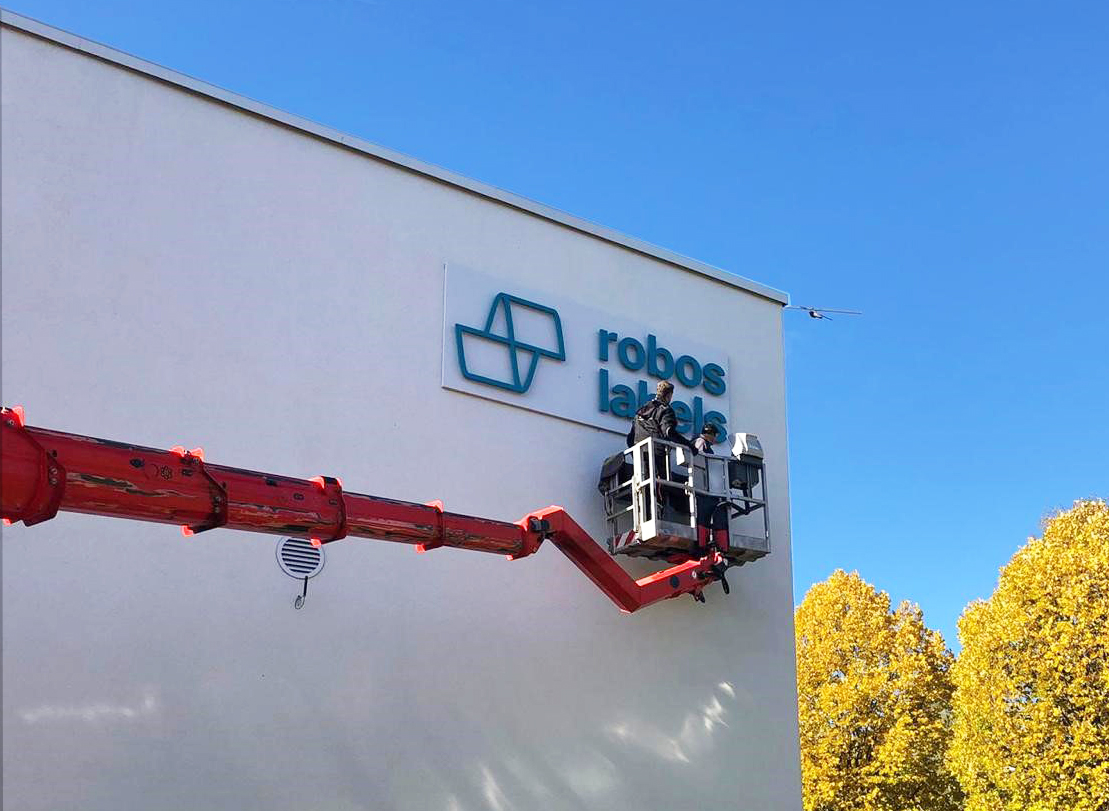 Das Logo wird an der Fassade montiert.