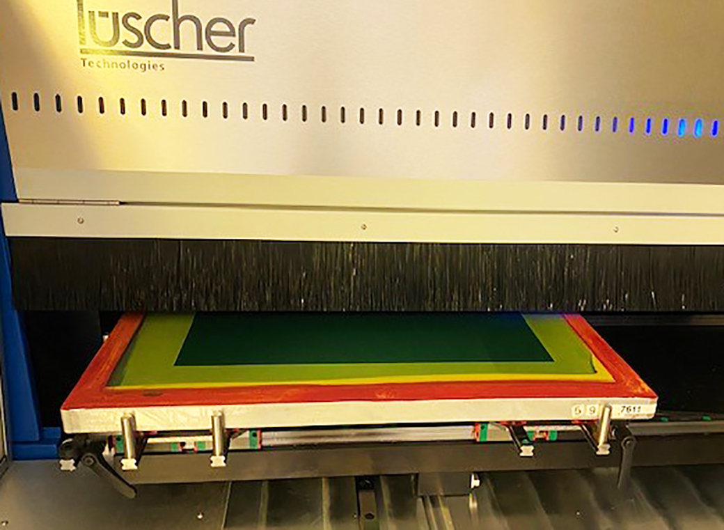 Die Belichtungsmaschine erzeugt die Bebilderung des Siebs.