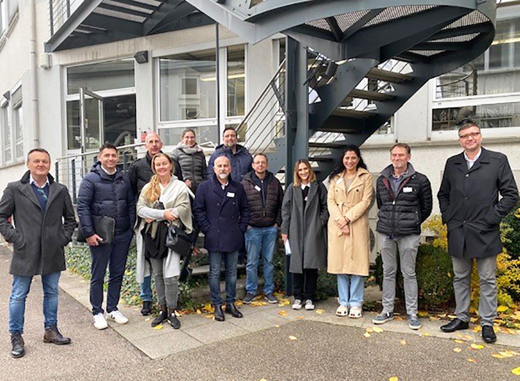 Die Besucher von robos-labels bei Marabu mit Sales Director Thomas Enk (ganz links).