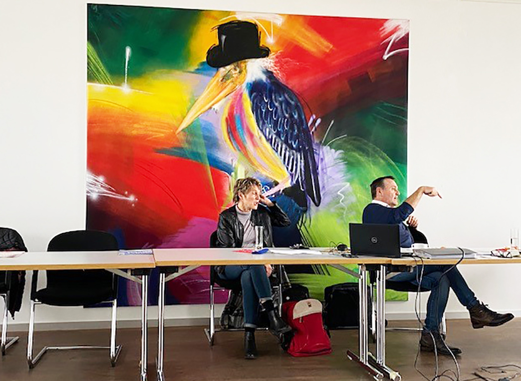 Frau Simone Schmid und Herr Enk beim Vortrag für die UV-Trocknung beim Schulungstag von robos-labels