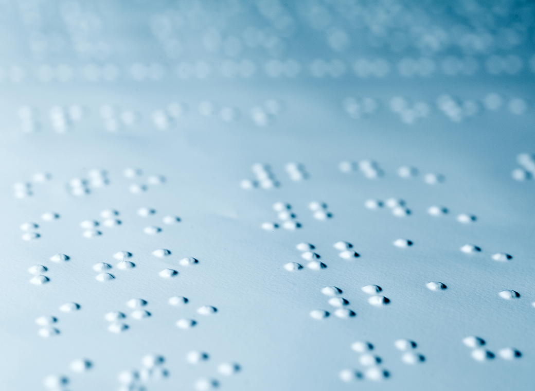 Brailleschrift für blinde und sehbehinderte Menschen kann auf verschiedenen Wegen erzeugt werden. Eine Möglichkeit ist der Druck von taktilen Elementen mit Relieflack.