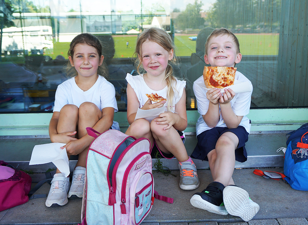 Happy faces of the young athletes by eating the well-deserved pizza. (All photo credits: city of Kornwestheim)