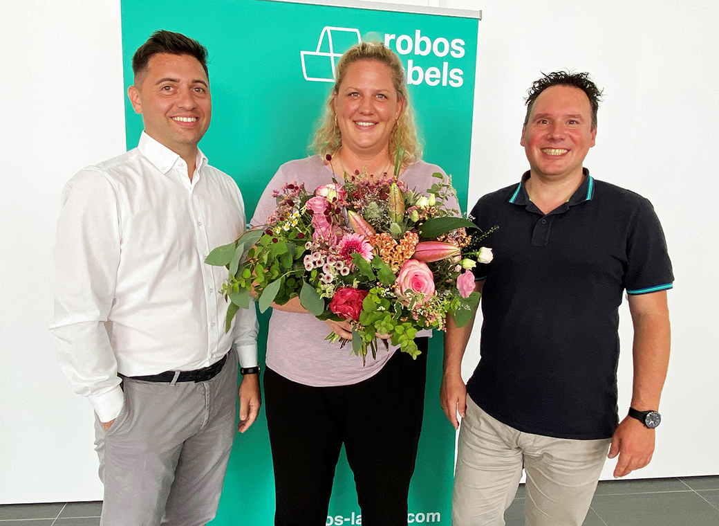 Ehrung mit einem Blumenstrauß.