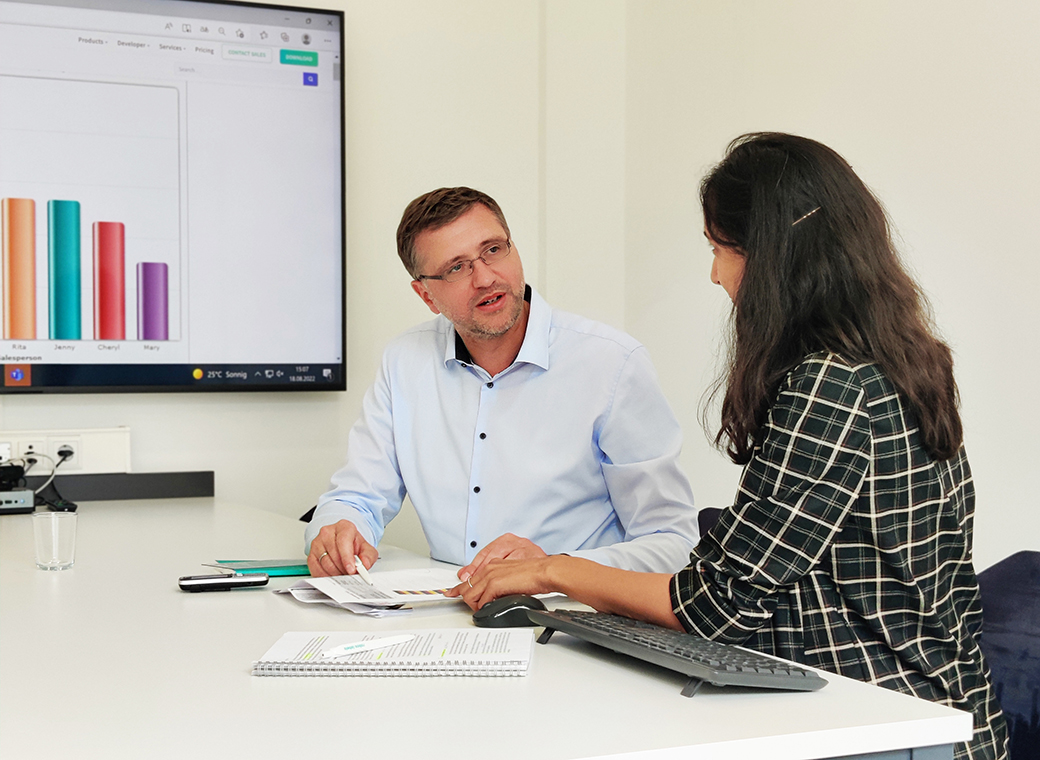Frank Laux in talk with Priya Jain, apprentice at robos-labels.
