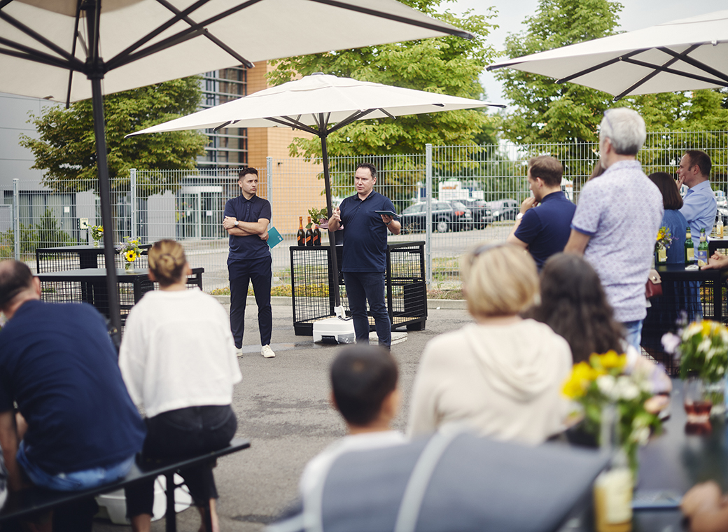 Managing partners Simon Reuter and Daniel Sugg welcome the colleagues and provide an insight into the current plans for the company.