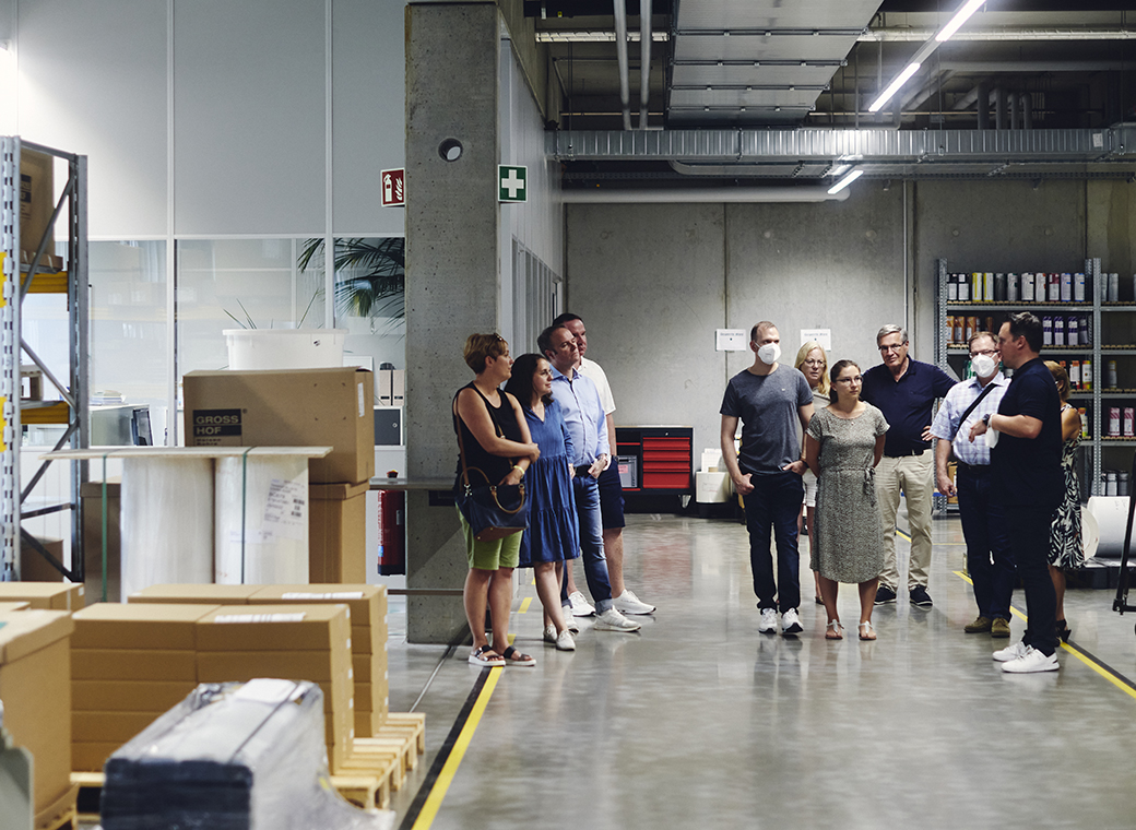 The family members of employees took a chance to get to know the company from the inside. Managing partner Daniel Sugg guided the guests through the label printing company and explained the machinery.