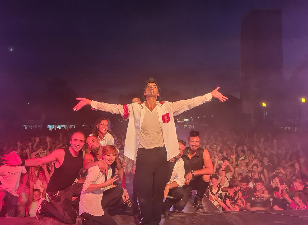 “Michael Jackson” enjoys his applause on this warm summer evening.