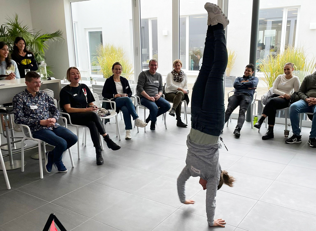At the first aid course Anja Haiber from the purchasing department demonstrates the functionality of the gastric sphincter. In case of unconsciousness it relaxes and there is a risk of suffocation if not positioned properly.