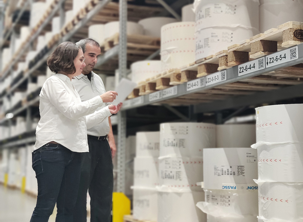 Mitarbeiter von robos-labels im Hochregallager, das mit Etikettenmaterialien gefüllt ist.