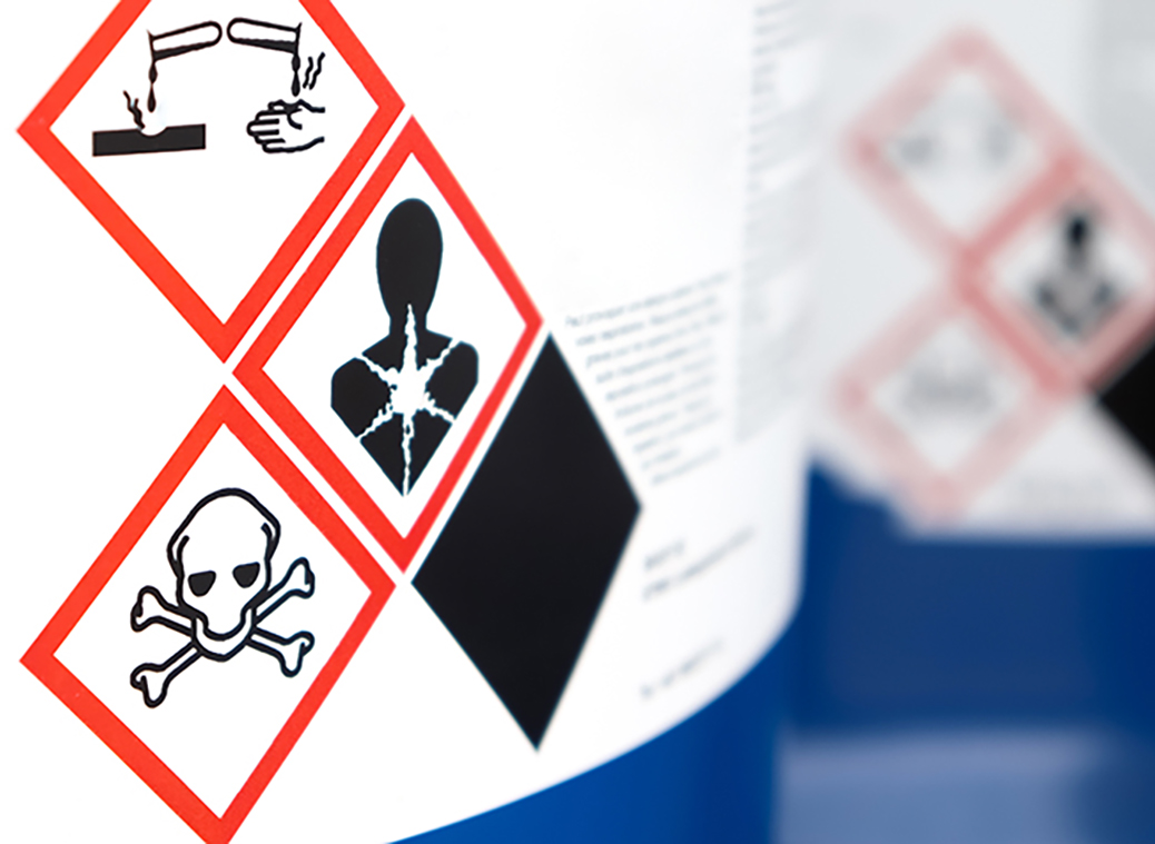 Warnetiketten mit Warnsymbolen und tastbaren Elementen warnen Verbraucher vor gefährlichen Schadstoffen in Produkten.