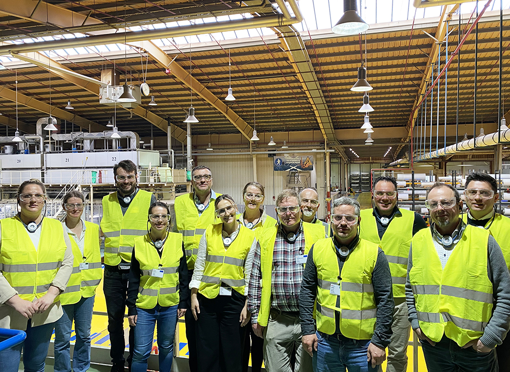 The robos-labels team with Avery Dennison employees Karin Pape and Veit Hoppe (second and third from left) in the large production hall in Luxembourg.