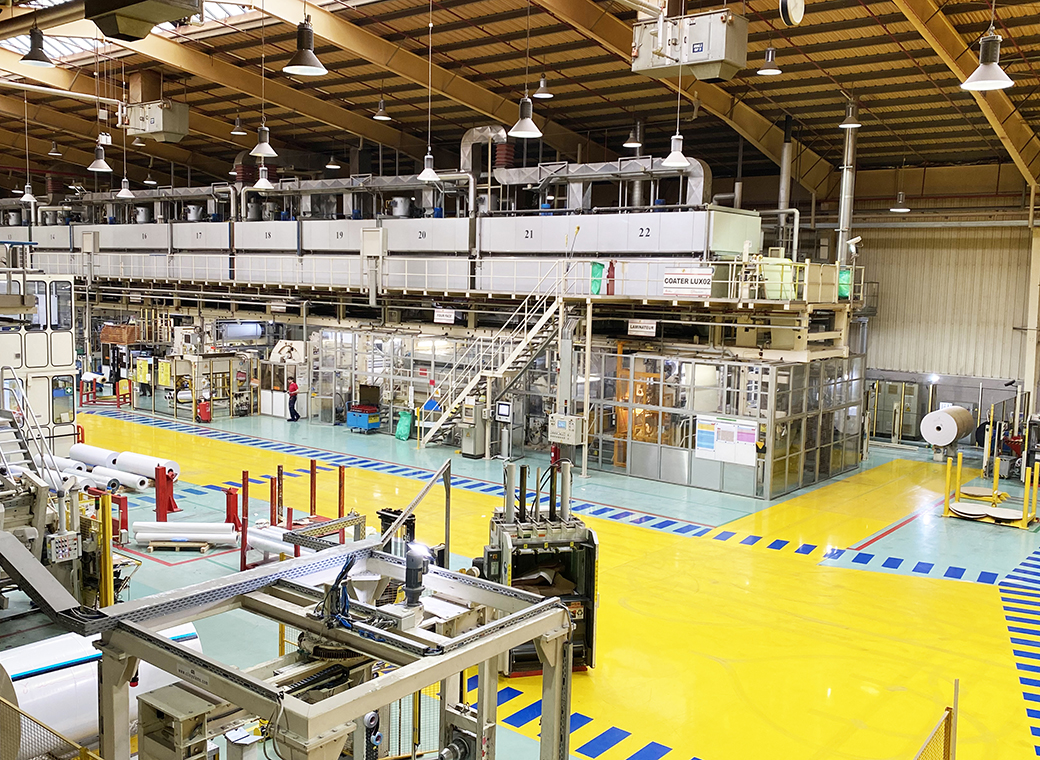 The large production hall with a machine for the production of labeling foils.