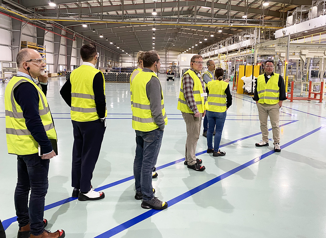 Great importance was placed on safety. The robos-labels employees were equipped with protective goggles, steel-toed shoes and high-visibility vests.