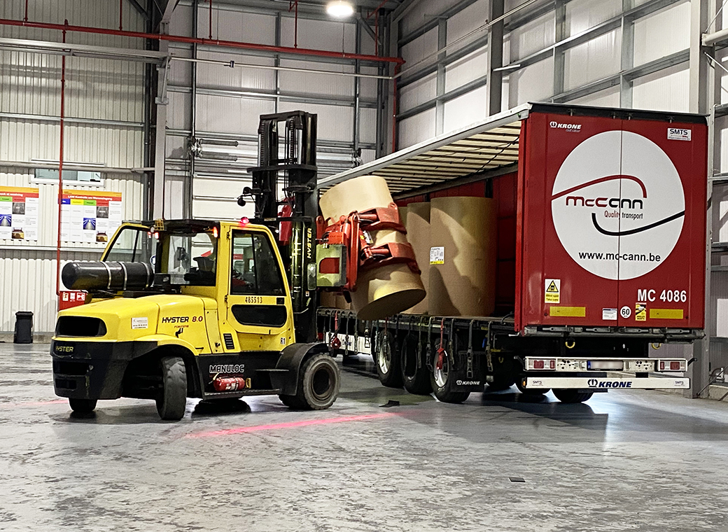 It was absolutely impressive to see the speed and routine with which the 2.5 ton paper rolls were unloaded.