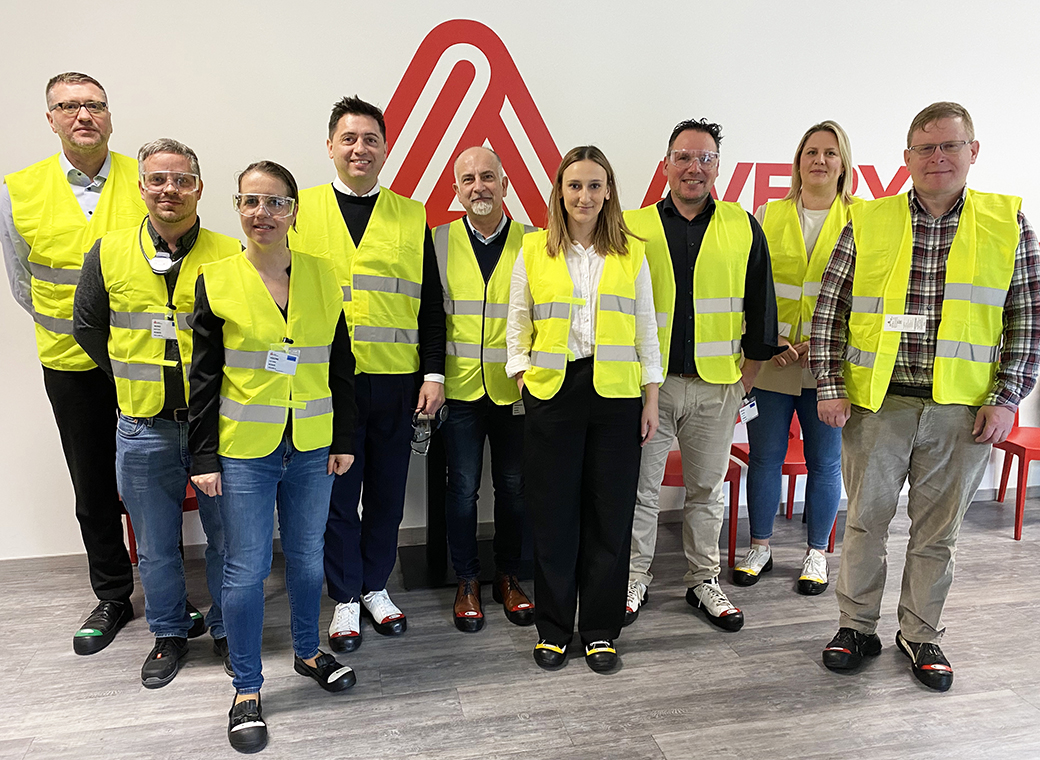 The robos-labels team, ready for the production tour.