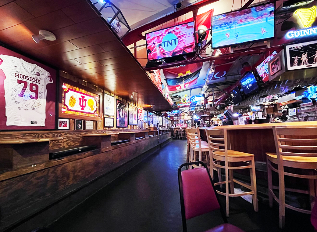 Seating area of "Nick's English Hut", one of the oldest and most famous typical American bars & restaurants. After lectures and case work, all students met here or in the most popular bar, the "Upstairs Pub" on Kirkwood Avenue.