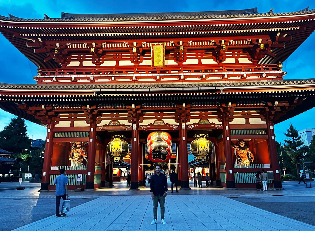 Sensoji Temple is a Buddhist temple built in 645. It is located in the Asakusa district and is one of the most beautiful and oldest temples in all of Tokyo. A visit in the evening is especially worthwhile to admire the buildings and feel the spiritual atmosphere.