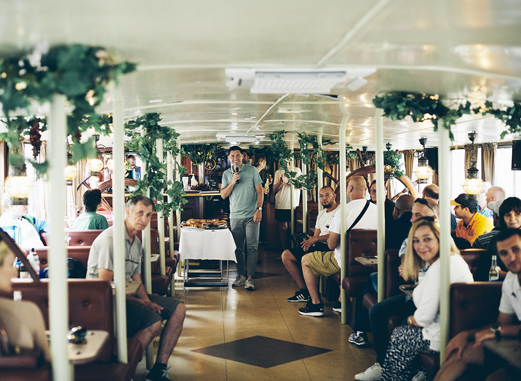 Managing Director Simon Reuter welcomes the team to the ship and invites them to breakfast together.