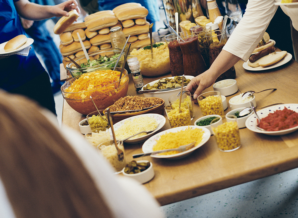 The delicious hot dogs could be put together by the guests themselves. In addition there were various fresh salads.