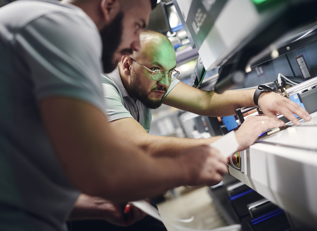 The media technologists at robos labels have meanwhile gained a lot of experience with the laser die cutting system and have processed the self-adhesive blanked parts for Bosch Power Tools.