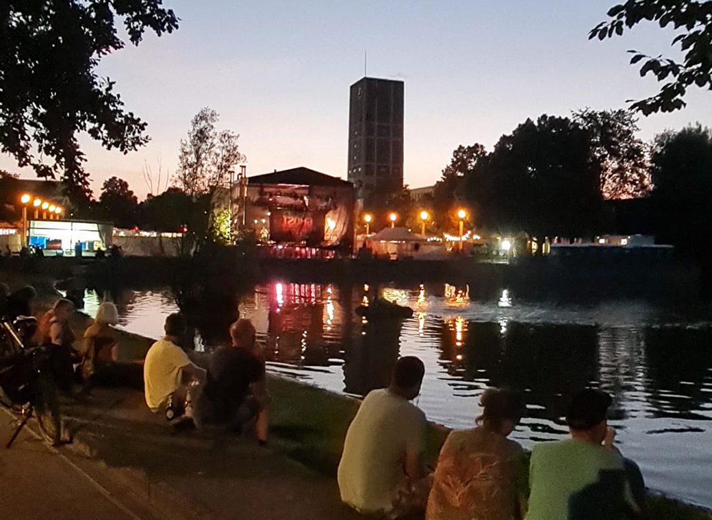 The visitors enjoy the atmosphere also around the city park behind the stage.