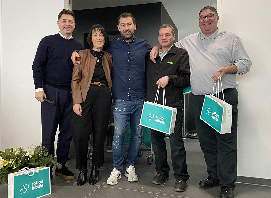 Simon Reuter (on the left) congratulates Erika Ringle, Slavik Babenko, Dragos Vasilescu and Uwe Sauer on their 10th anniversary.