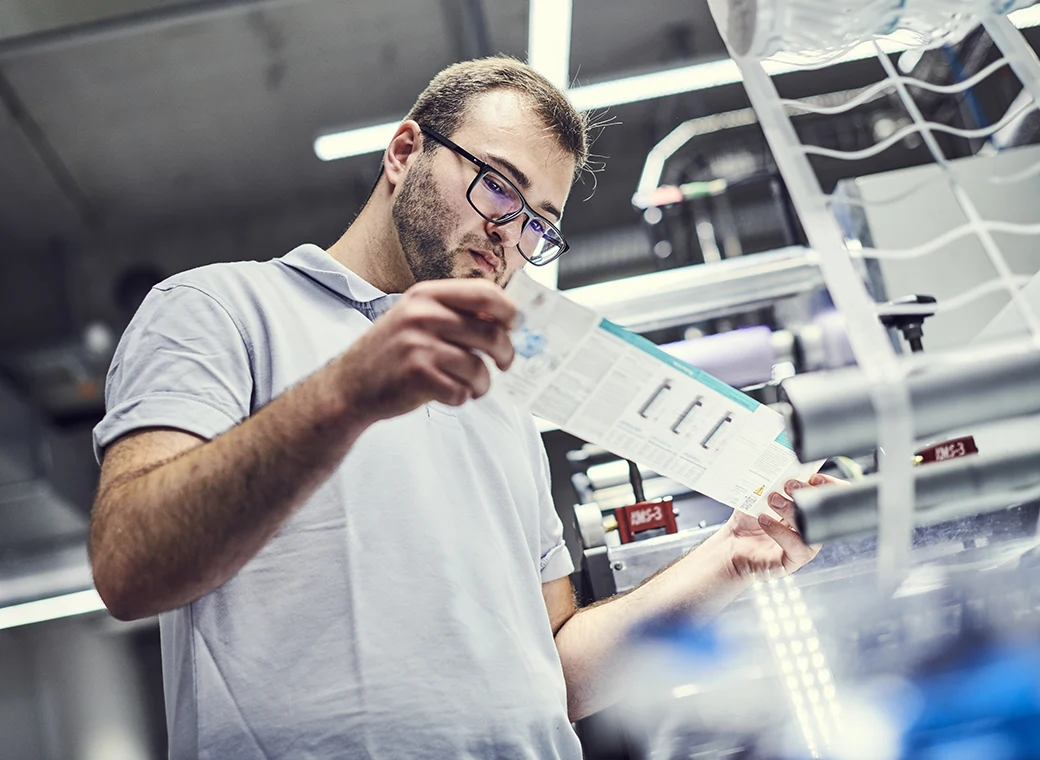 Ein Mann arbeitet bei robos-labels.