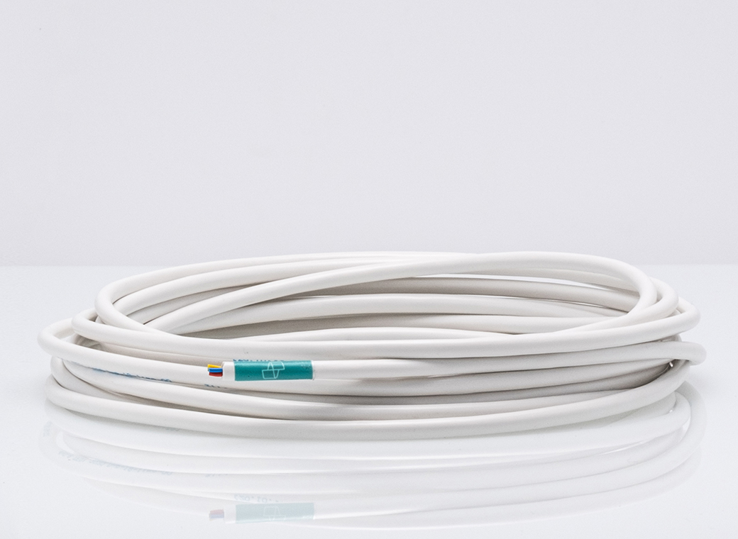 Aufgewickeltes Kabel mit Kennzeichnung.