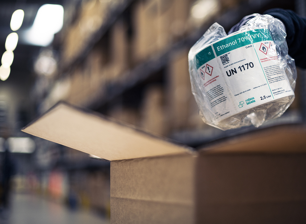 Etikettenrolle in Kunststoffbeutel verpackt im Versand beim Etikettenhersteller.