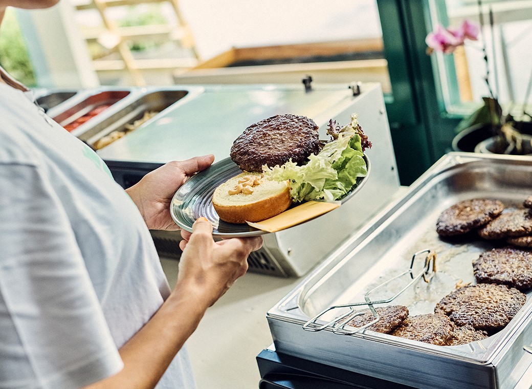 At the restaurant "Foxy Bräu," there were delicious hamburgers and fresh salads. During the extended rest, everyone recharged their energy.