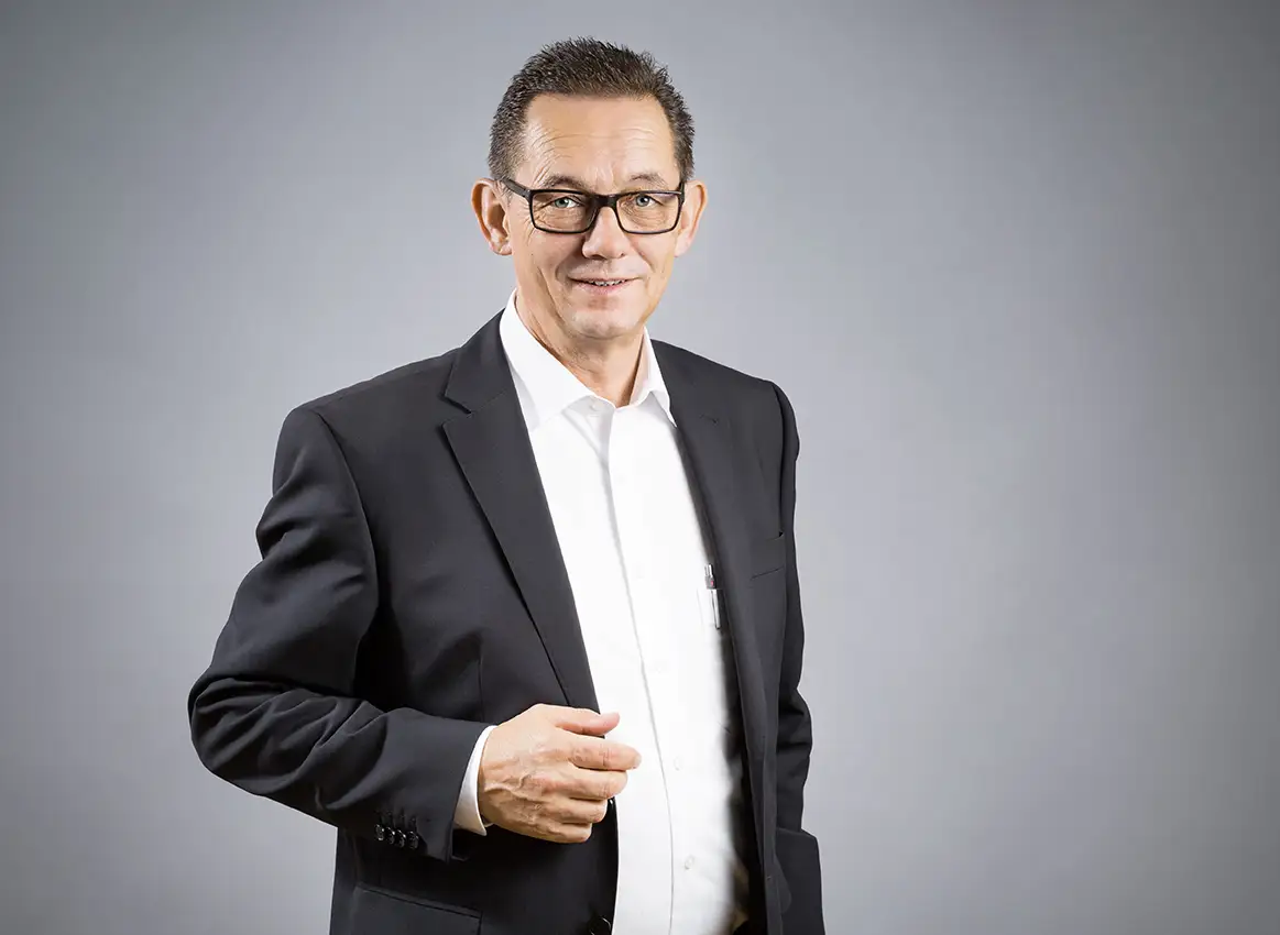 Stefan Biermann hat langjährige Erfahrung in der Kennzeichnung und berät Sie gerne unverbindlich.