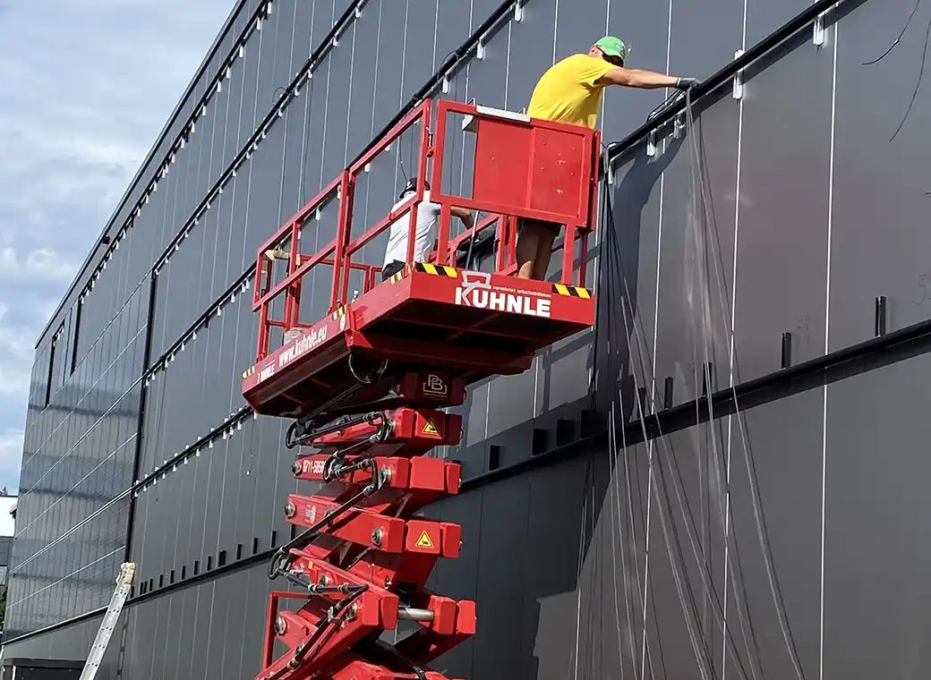 The installed solar panels provide an annual output of 370 kWh.