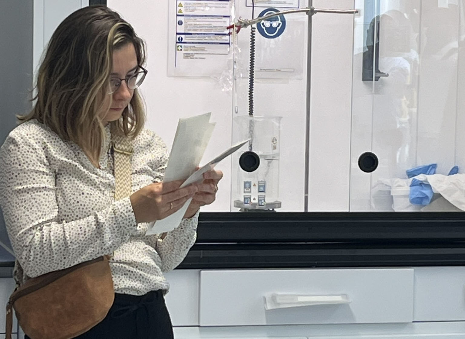 Anja Rubin examines film samples with washable adhesive – materials designed for reusable glass bottles in the wine and spirits sector