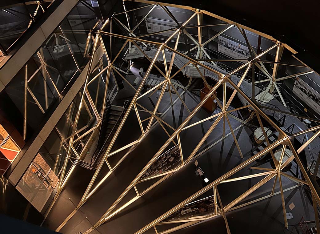 The gas holder’s roof structure rises 47 meters high without a single supporting column. The nearly circular interior spans 38 meters in diameter and is equipped with 33 high-performance laser projectors