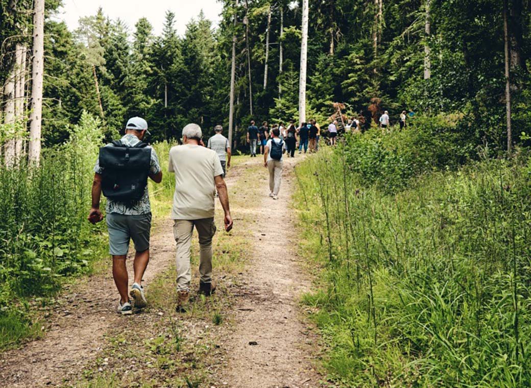 Together on the move: Our team enjoys nature and exercise on the way to the Himmelsgarten.