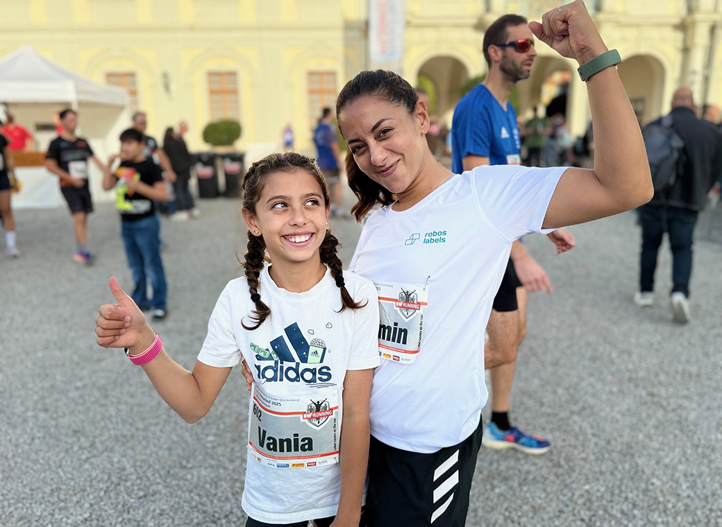 Frida (10) spontaneously stepped in for Vania and showed full strength alongside her mom Tasmin.