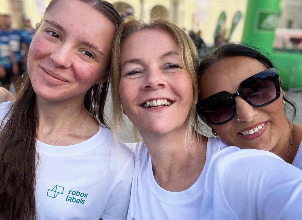 Beaming faces: Artila (left) was the fastest female trainee of the 2025 AOK Company Run and received special recognition.