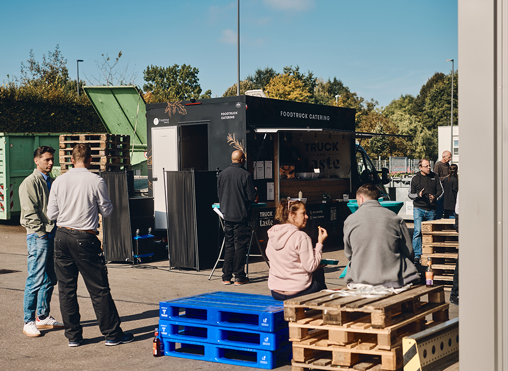 Reward after work – the food truck creates a great atmosphere.